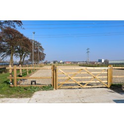 Complete enkele Engelse poort 2,4 m - Tanalith-E - inclusief poortpalen + hang- en sluitwerk - weidepoort